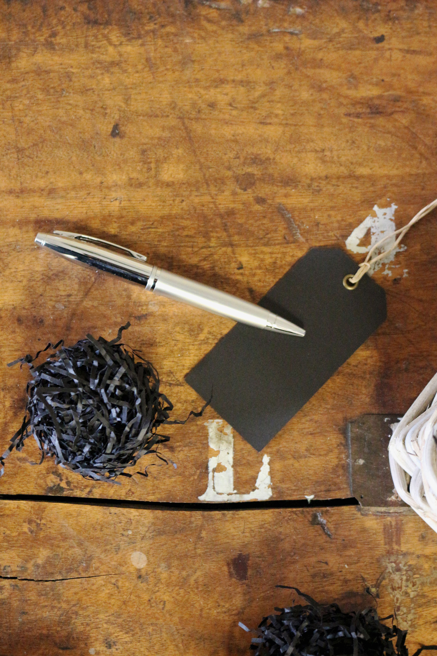 A black gift tag and black shred, ideal for decorating your Father's Day gift hamper