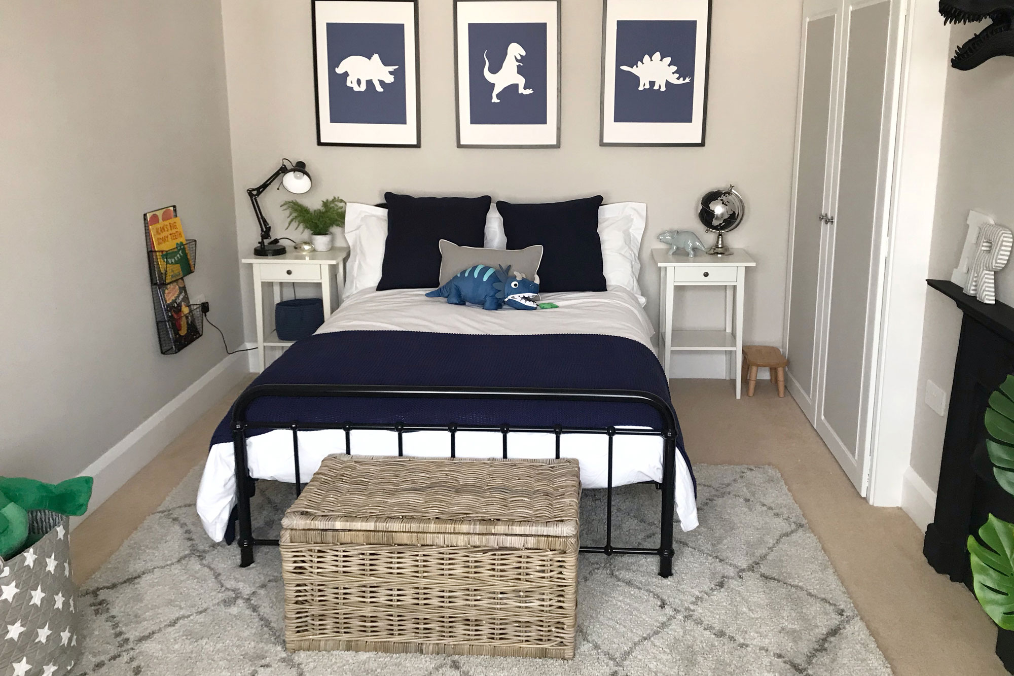 Dinosaur-themed kids’ bedroom with a rattan storage trunk at the foot of the bed, ideal for storing toys, books or spare bedding.